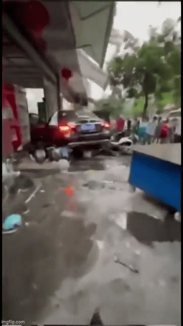 Lấy trộm xe Mercedes gia đ&igrave;nh đi thu&ecirc;, cậu b&eacute; 12 tuổi g&acirc;y tai nạn khiến &iacute;t nhất 3 người tử vong- Ảnh 1.