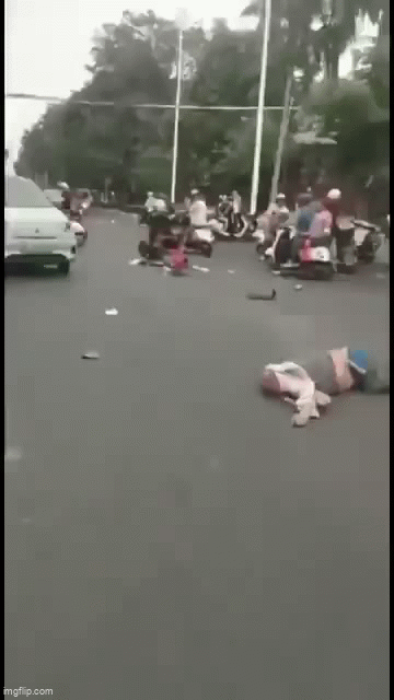 Lấy trộm xe Mercedes gia đ&igrave;nh đi thu&ecirc;, cậu b&eacute; 12 tuổi g&acirc;y tai nạn khiến &iacute;t nhất 3 người tử vong- Ảnh 2.