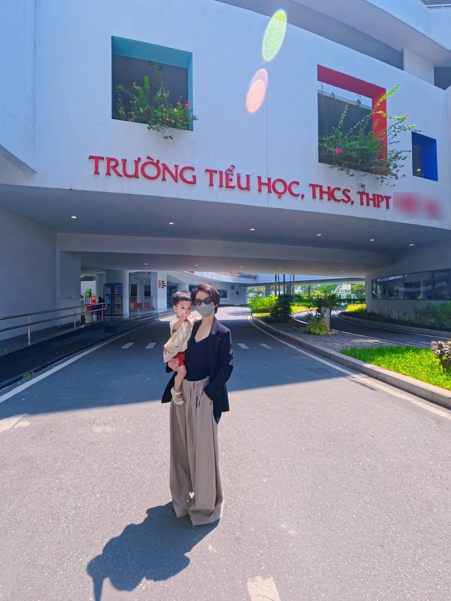 Từng sợ con tự ti vì học "trường nhà giàu" nhưng ba mẹ đi xe máy, bà mẹ TP.HCM nhận ra: Quan trọng hơn vật chất là dạy con điều này- Ảnh 1. Từng sợ con tự ti vì học "trường nhà giàu" nhưng ba mẹ đi xe máy, bà mẹ TP.HCM nhận ra: Quan trọng hơn vật chất là dạy con điều này- Ảnh 1.