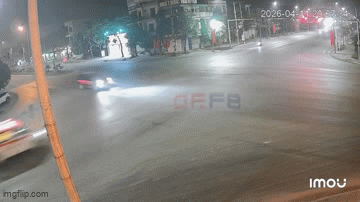 Khoảnh khắc xe cứu thương chở 4 người va chạm xe b&aacute;n tải rồi lật nghi&ecirc;ng giữa ng&atilde; tư: T&igrave;nh trạng những người tr&ecirc;n xe ra sao?- Ảnh 1.