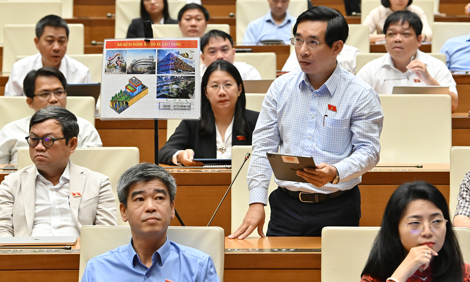 Đại biểu Quốc hội đề xuất H&agrave; Nội cho đỗ xe tr&ecirc;n vỉa h&egrave; c&oacute; điều kiện- Ảnh 1.