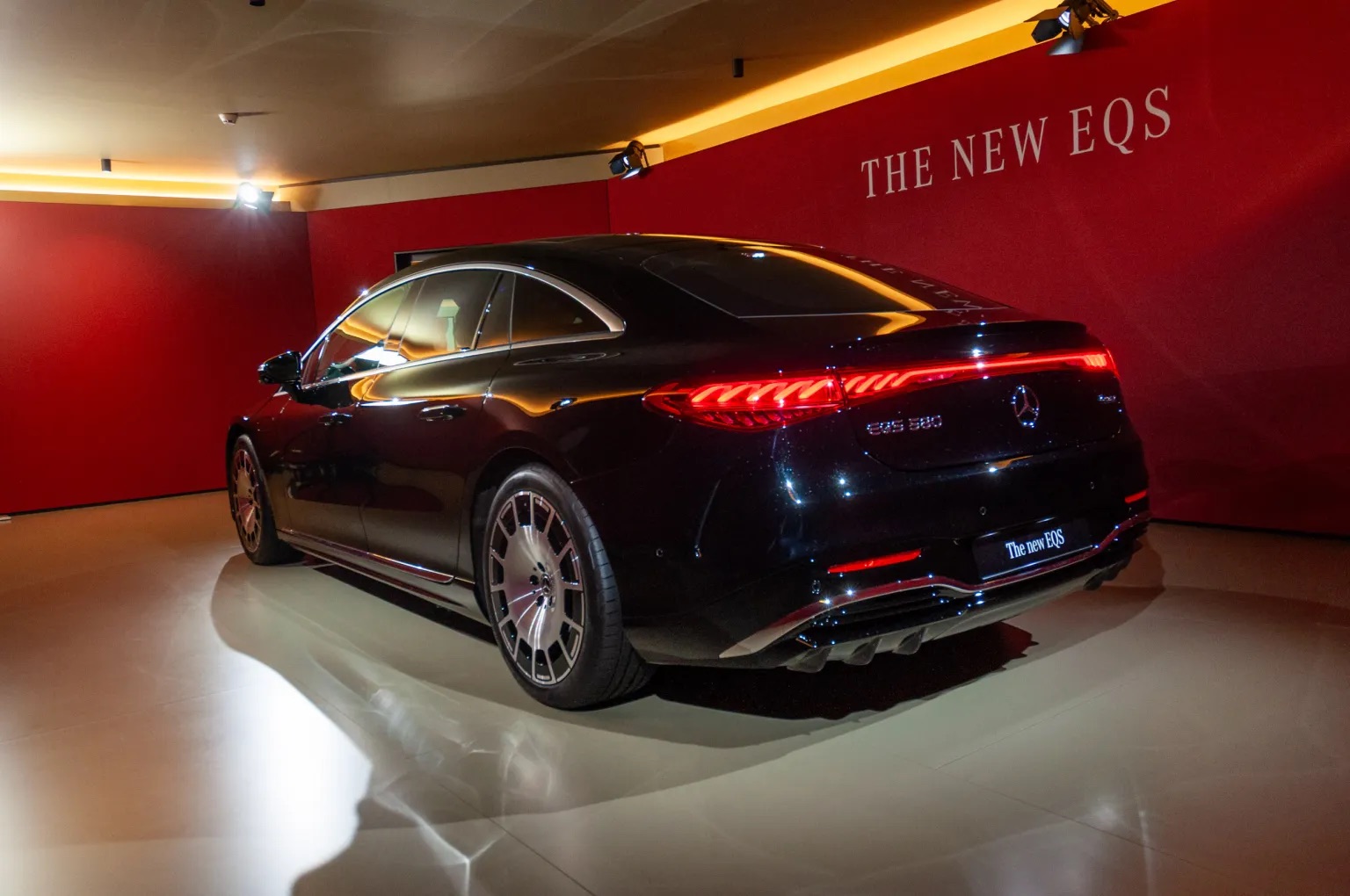 Mercedes-Benz EQS 2026 mới ra mắt này xuyên Việt không phải nghĩ: Đầy điện dư sức chạy TP.HCM - Quảng Ngãi, cắm 10 phút chạy thêm 320km- Ảnh 3. Mercedes-Benz EQS 2026 mới ra mắt này xuyên Việt không phải nghĩ: Đầy điện dư sức chạy TP.HCM - Quảng Ngãi, cắm 10 phút chạy thêm 320km- Ảnh 3.