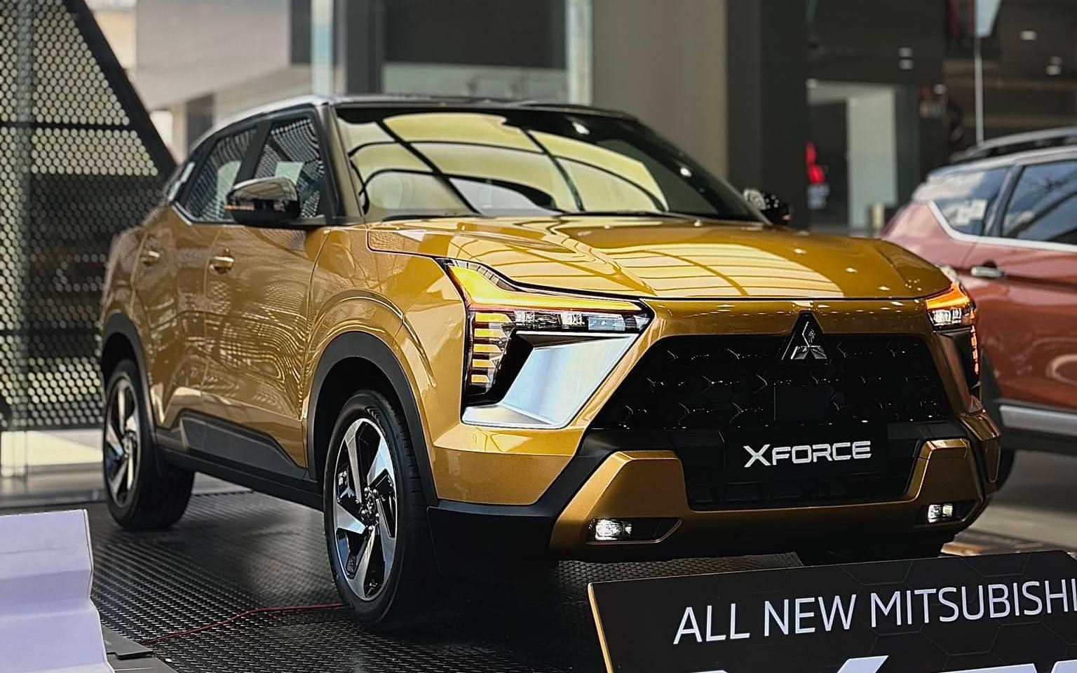 Mitsubishi Xforce giảm gi&aacute; tới 110 triệu tại đại l&yacute;, lăn b&aacute;nh c&ograve;n rẻ hơn ni&ecirc;m yết, rẻ như SUV cỡ A- Ảnh 1.
