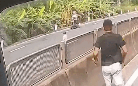 Đang chơi thì cậu bé 6 tuổi chạy vụt qua đường, chiếc xe tải lao tới và tiếng kêu xé lòng cuối video- Ảnh 3. Đang chơi thì cậu bé 6 tuổi chạy vụt qua đường, chiếc xe tải lao tới và tiếng kêu xé lòng cuối video- Ảnh 3.