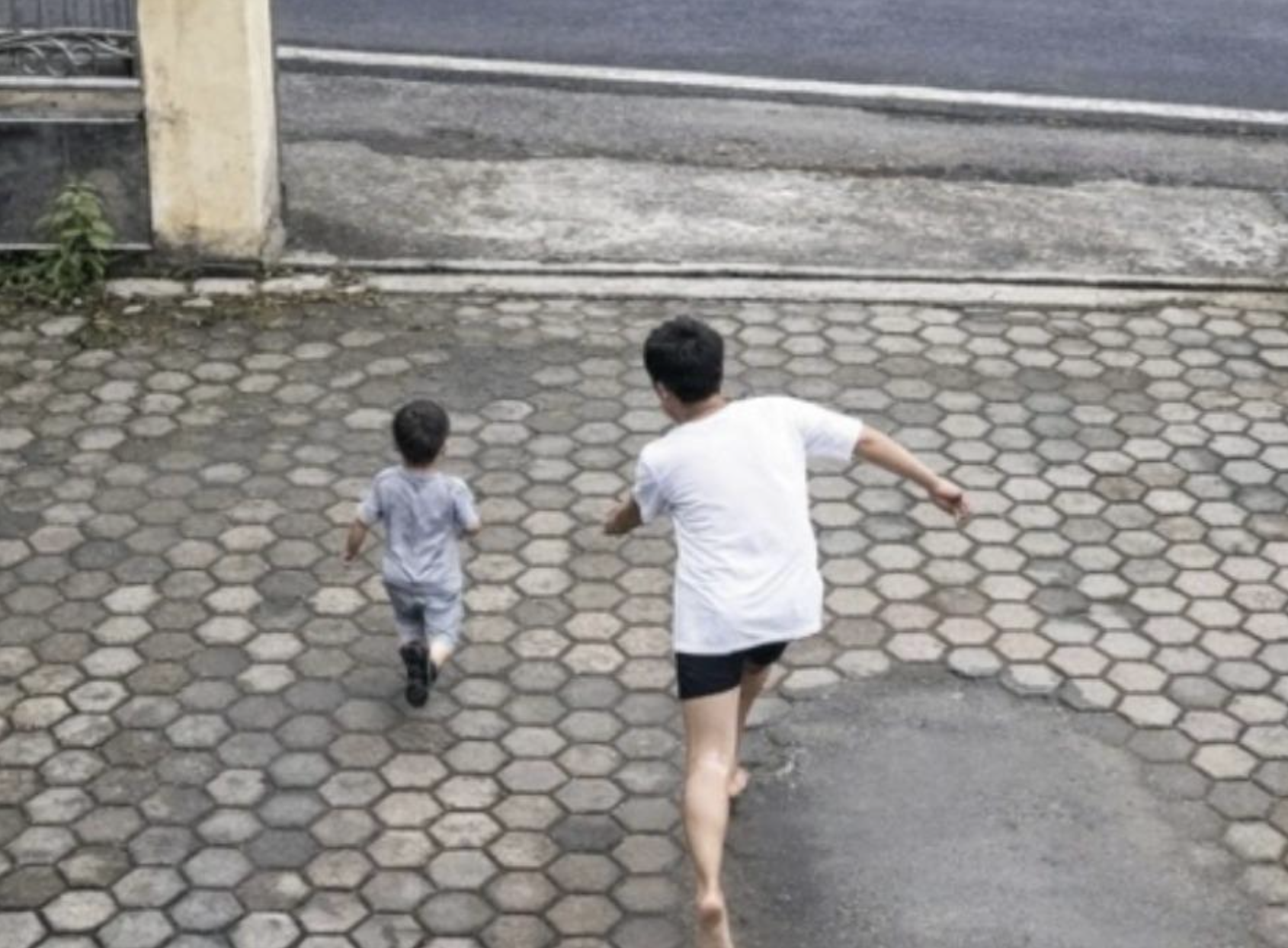 Đang chơi thì cậu bé 6 tuổi chạy vụt qua đường, chiếc xe tải lao tới và tiếng kêu xé lòng cuối video- Ảnh 1. Đang chơi thì cậu bé 6 tuổi chạy vụt qua đường, chiếc xe tải lao tới và tiếng kêu xé lòng cuối video- Ảnh 1.