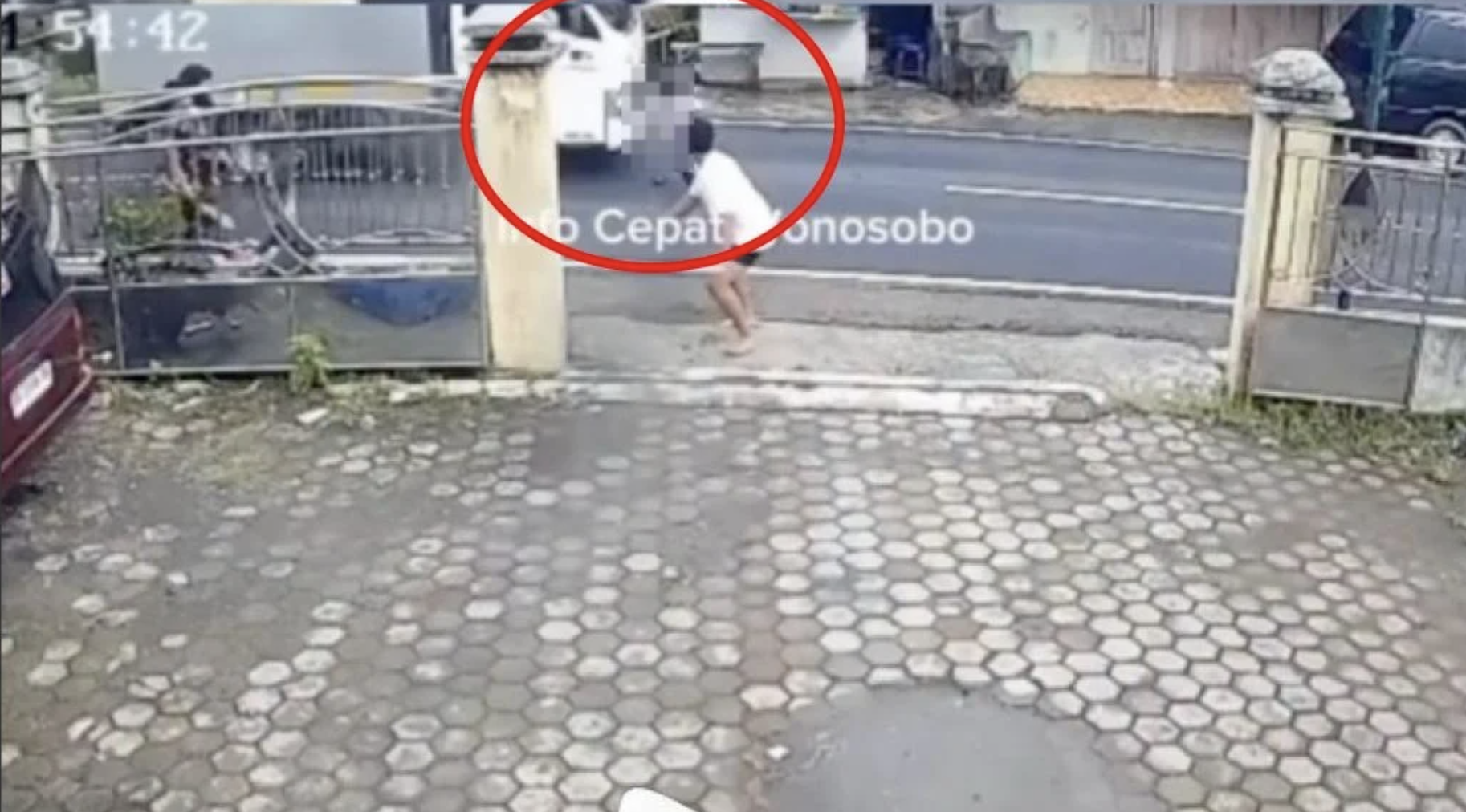 Đang chơi thì cậu bé 6 tuổi chạy vụt qua đường, chiếc xe tải lao tới và tiếng kêu xé lòng cuối video- Ảnh 2. Đang chơi thì cậu bé 6 tuổi chạy vụt qua đường, chiếc xe tải lao tới và tiếng kêu xé lòng cuối video- Ảnh 2.