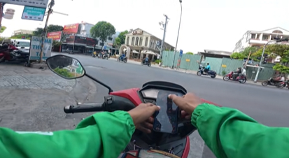 Xe &ocirc;m kh&ocirc;ng lấy tiền v&igrave; tưởng kh&aacute;ch khổ, b&agrave; c&ocirc; r&uacute;t ra sấp tiền mặt 500k đ&aacute;p lại: C&aacute;i kết bất ngờ của c&acirc;u chuyện- Ảnh 1.