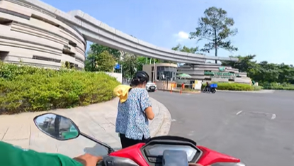 Xe &ocirc;m kh&ocirc;ng lấy tiền v&igrave; tưởng kh&aacute;ch khổ, b&agrave; c&ocirc; r&uacute;t ra sấp tiền mặt 500k đ&aacute;p lại: C&aacute;i kết bất ngờ của c&acirc;u chuyện- Ảnh 2.