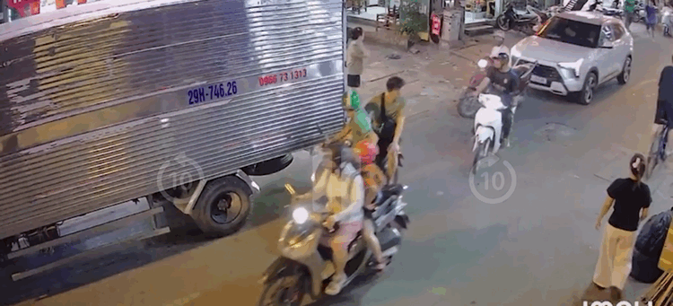 Đ&atilde; r&otilde; v&igrave; sao nữ t&agrave;i xế c&oacute; biểu hiện lạ sau khi t&ocirc;ng li&ecirc;n ho&agrave;n 4 xe tr&ecirc;n phố H&agrave; Nội- Ảnh 1.