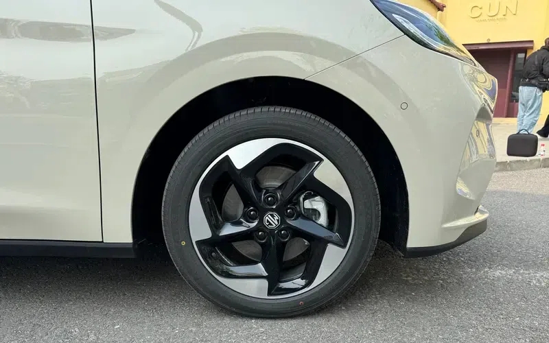 MG4 2026 ra mắt: Nhiều trang bị &iacute;t thấy trong ph&acirc;n kh&uacute;c, trợ l&yacute; ảo, ghế massage, đỡ ch&acirc;n, chạy tới 530km/sạc- Ảnh 4.