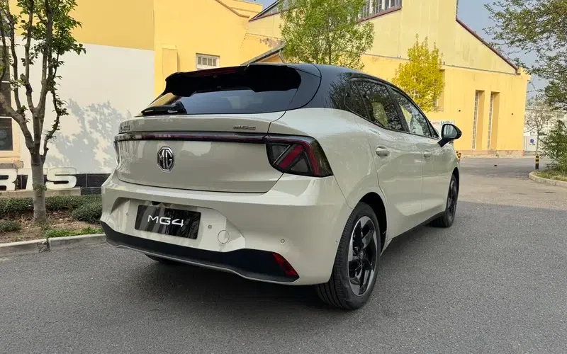 MG4 2026 ra mắt: Nhiều trang bị &iacute;t thấy trong ph&acirc;n kh&uacute;c, trợ l&yacute; ảo, ghế massage, đỡ ch&acirc;n, chạy tới 530km/sạc- Ảnh 3.