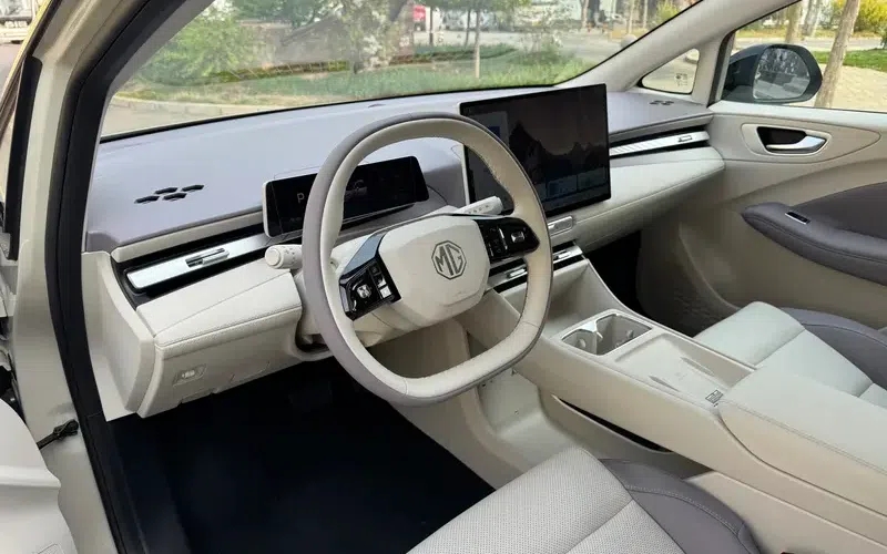 MG4 2026 ra mắt: Nhiều trang bị &iacute;t thấy trong ph&acirc;n kh&uacute;c, trợ l&yacute; ảo, ghế massage, đỡ ch&acirc;n, chạy tới 530km/sạc- Ảnh 5.