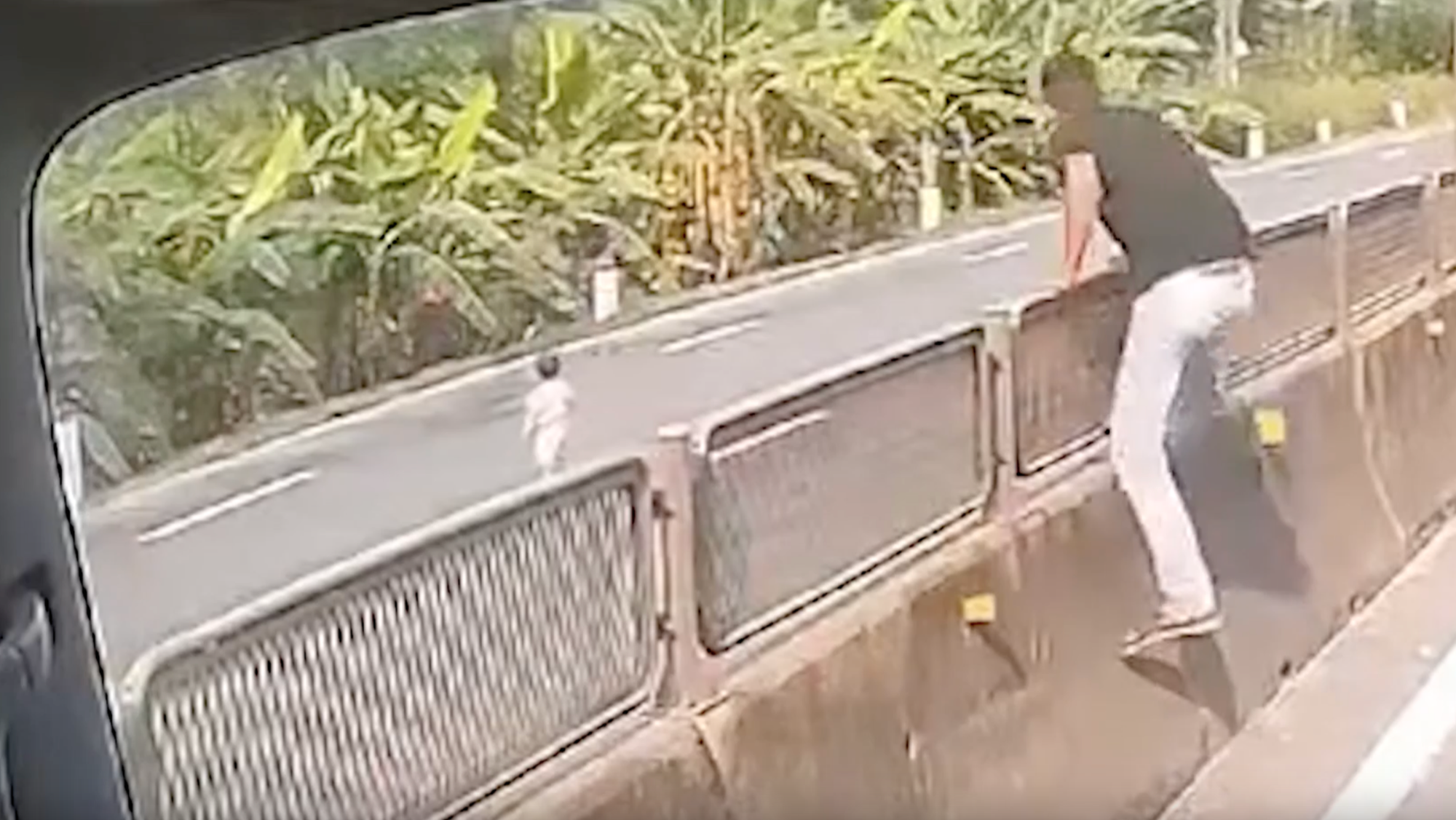 Thót tim clip tài xế bỏ xe cứu bé gái chạy ra giữa đường, đứng ngay trước đầu ô tô ở TP.HCM- Ảnh 1. Thót tim clip tài xế bỏ xe cứu bé gái chạy ra giữa đường, đứng ngay trước đầu ô tô ở TP.HCM- Ảnh 1.