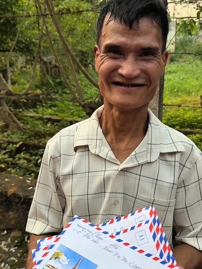 Xúc động clip người cha nhặt rác đạp xe đi mời đám cưới con gái, nhận điều bất ngờ trong ngày vui- Ảnh 5. Xúc động clip người cha nhặt rác đạp xe đi mời đám cưới con gái, nhận điều bất ngờ trong ngày vui- Ảnh 5.