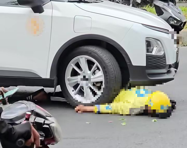 TP.HCM: T&agrave;i xế xe c&ocirc;ng nghệ l&ecirc;n cơn co giật giữa đường Hồng B&agrave;ng, su&yacute;t bị &ocirc; t&ocirc; c&aacute;n ngang người- Ảnh 1.