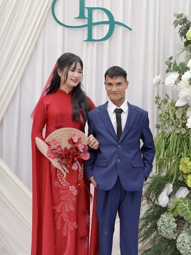 Xúc động clip người cha nhặt rác đạp xe đi mời đám cưới con gái, nhận điều bất ngờ trong ngày vui- Ảnh 3. Xúc động clip người cha nhặt rác đạp xe đi mời đám cưới con gái, nhận điều bất ngờ trong ngày vui- Ảnh 3.