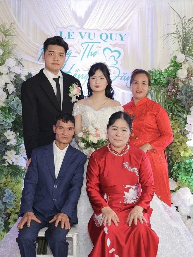 Xúc động clip người cha nhặt rác đạp xe đi mời đám cưới con gái, nhận điều bất ngờ trong ngày vui- Ảnh 4. Xúc động clip người cha nhặt rác đạp xe đi mời đám cưới con gái, nhận điều bất ngờ trong ngày vui- Ảnh 4.