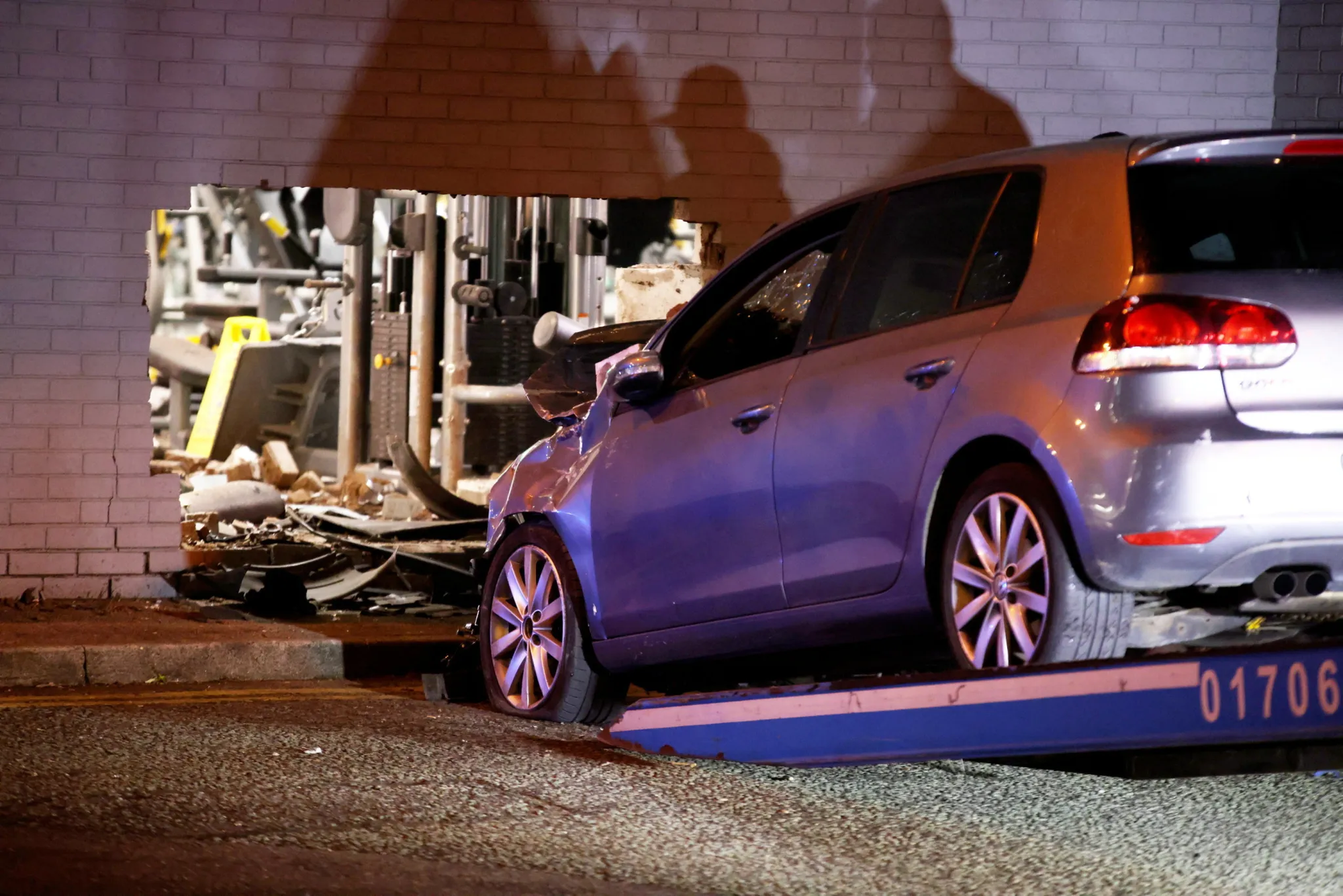 Nữ "quái xế" lái ô tô đâm xuyên tường, lao thẳng vào phòng tập gym khiến 2 người bị thương, đám đông bỏ chạy tán loạn- Ảnh 5. Nữ "quái xế" lái ô tô đâm xuyên tường, lao thẳng vào phòng tập gym khiến 2 người bị thương, đám đông bỏ chạy tán loạn- Ảnh 5.