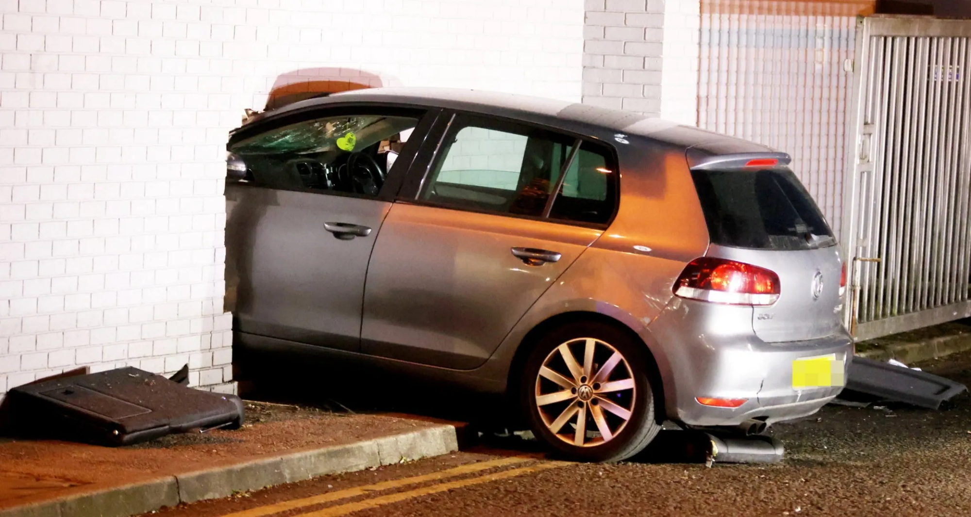 Nữ "quái xế" lái ô tô đâm xuyên tường, lao thẳng vào phòng tập gym khiến 2 người bị thương, đám đông bỏ chạy tán loạn- Ảnh 1. Nữ "quái xế" lái ô tô đâm xuyên tường, lao thẳng vào phòng tập gym khiến 2 người bị thương, đám đông bỏ chạy tán loạn- Ảnh 1.