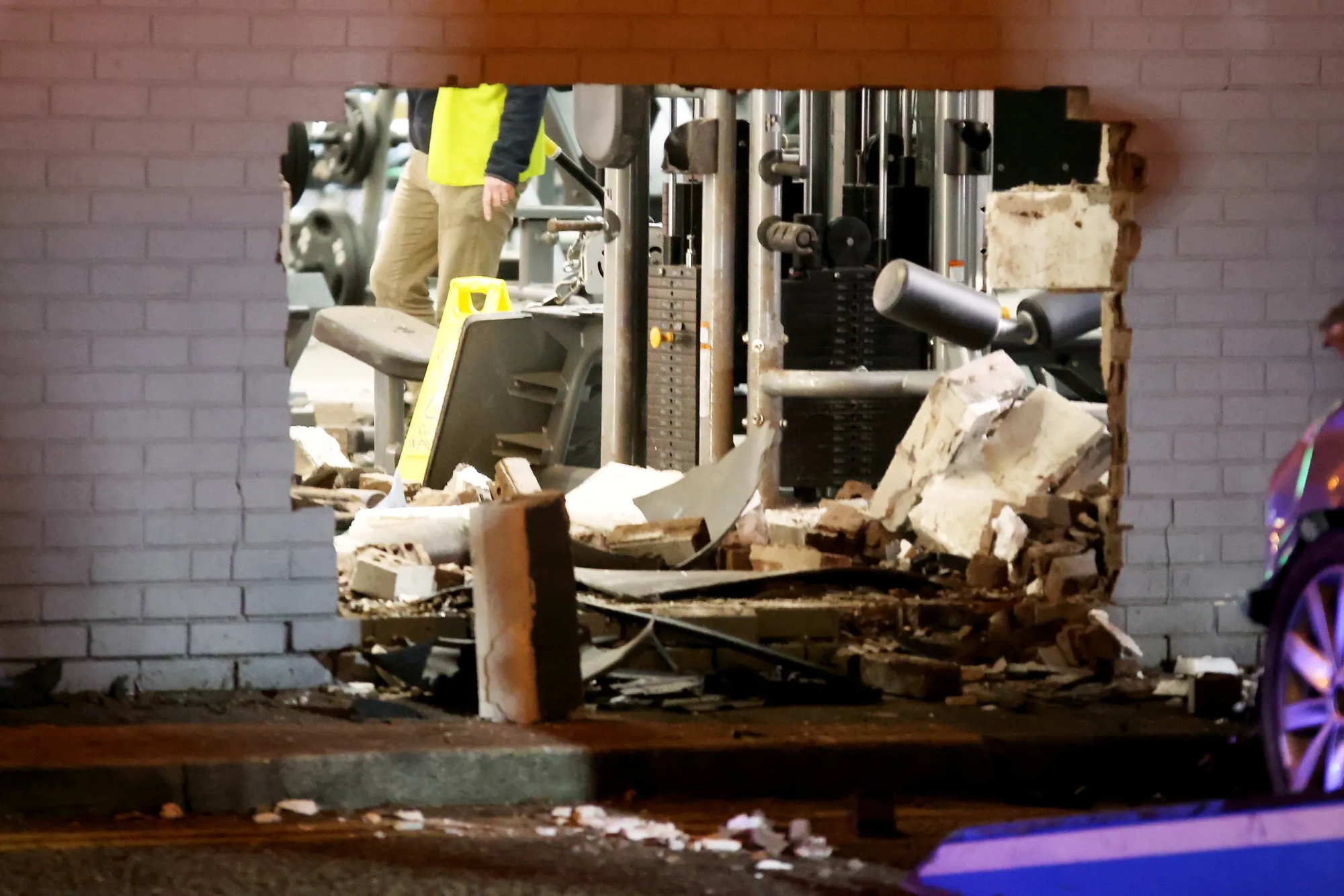 Nữ "quái xế" lái ô tô đâm xuyên tường, lao thẳng vào phòng tập gym khiến 2 người bị thương, đám đông bỏ chạy tán loạn- Ảnh 2. Nữ "quái xế" lái ô tô đâm xuyên tường, lao thẳng vào phòng tập gym khiến 2 người bị thương, đám đông bỏ chạy tán loạn- Ảnh 2.