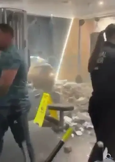 Nữ "quái xế" lái ô tô đâm xuyên tường, lao thẳng vào phòng tập gym khiến 2 người bị thương, đám đông bỏ chạy tán loạn- Ảnh 3. Nữ "quái xế" lái ô tô đâm xuyên tường, lao thẳng vào phòng tập gym khiến 2 người bị thương, đám đông bỏ chạy tán loạn- Ảnh 3.