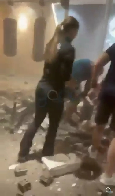 Nữ "quái xế" lái ô tô đâm xuyên tường, lao thẳng vào phòng tập gym khiến 2 người bị thương, đám đông bỏ chạy tán loạn- Ảnh 4. Nữ "quái xế" lái ô tô đâm xuyên tường, lao thẳng vào phòng tập gym khiến 2 người bị thương, đám đông bỏ chạy tán loạn- Ảnh 4.