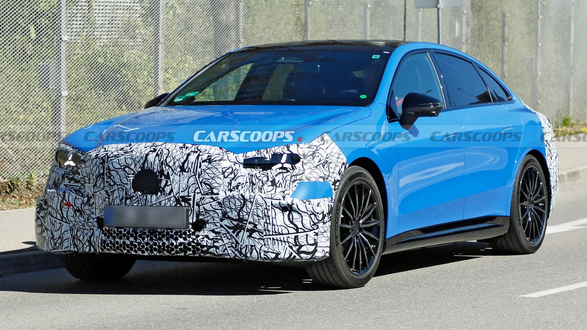 Nội thất &lsquo;Mẹc C&rsquo; đời mới lần đầu được c&ocirc;ng bố với m&agrave;n h&igrave;nh khủng cỡ n&agrave;y: Tr&agrave;n gần k&iacute;n t&aacute;p l&ocirc;, 10 triệu điểm ảnh si&ecirc;u n&eacute;t, 3 Series phải d&egrave; chừng- Ảnh 4.