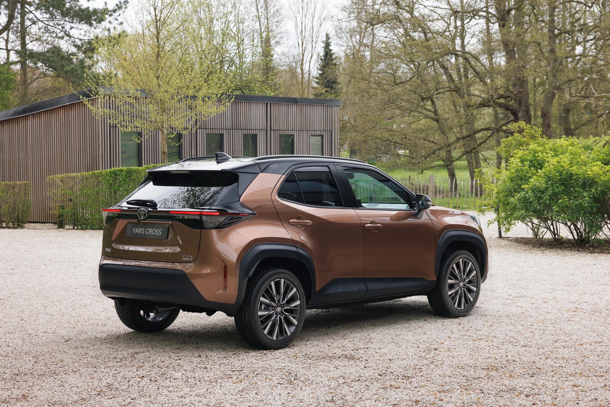 Toyota Yaris Cross 2026 ra mắt: Mặt trước 3D ho&agrave;n to&agrave;n mới, bản thể thao d&ugrave;ng động cơ hybrid, phuộc tinh chỉnh ri&ecirc;ng- Ảnh 3.