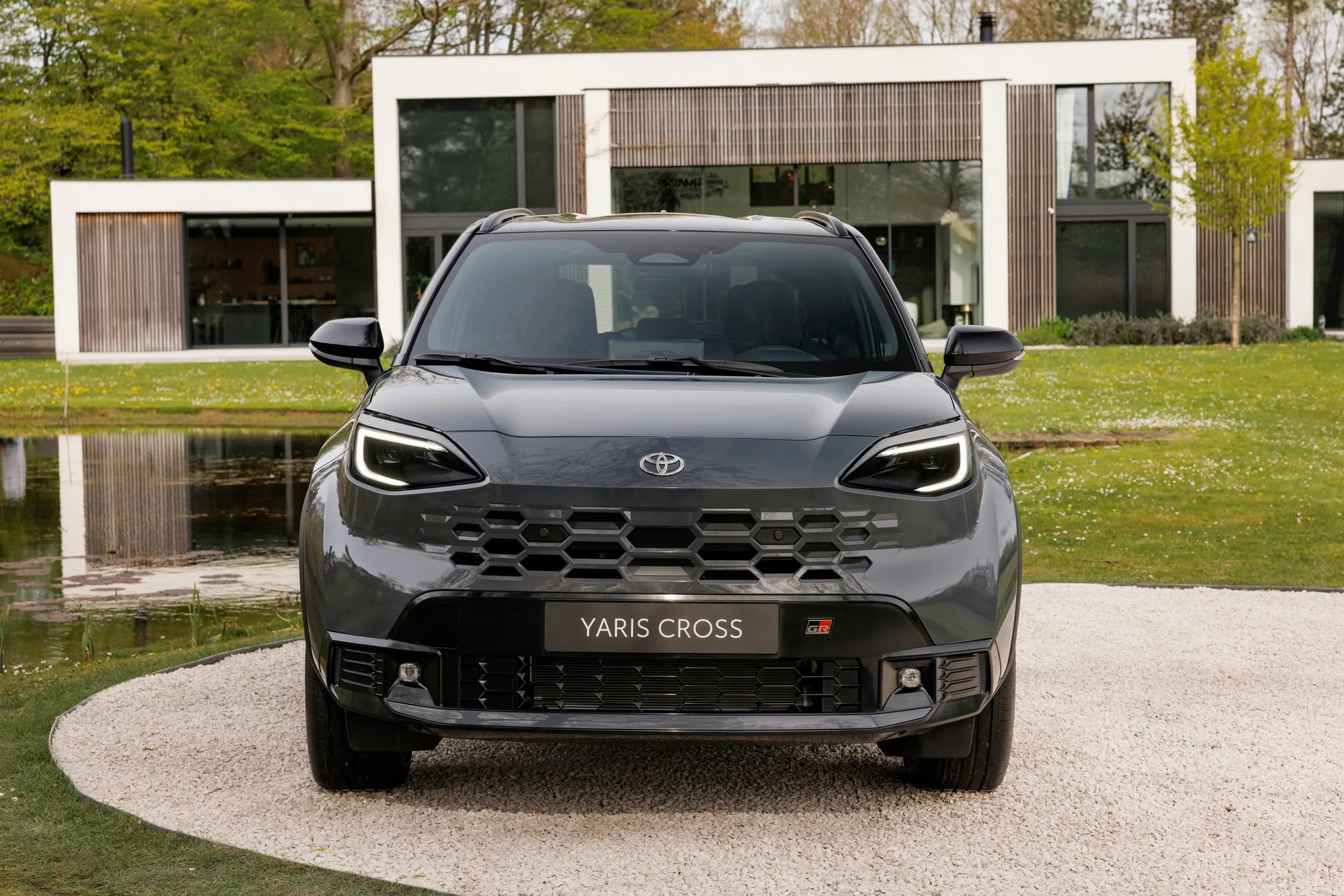 Toyota Yaris Cross 2026 ra mắt: Mặt trước 3D ho&agrave;n to&agrave;n mới, bản thể thao d&ugrave;ng động cơ hybrid, phuộc tinh chỉnh ri&ecirc;ng- Ảnh 7.