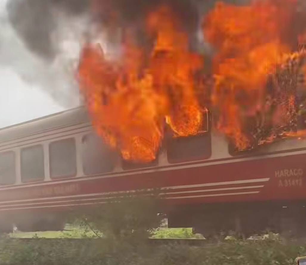 Hiện trường vụ t&agrave;u kh&aacute;ch H&agrave; Nội - Hải Ph&ograve;ng ch&aacute;y 2 toa khi đang chạy, cột kh&oacute;i đen bốc cao ng&ugrave;n ngụt- Ảnh 5.