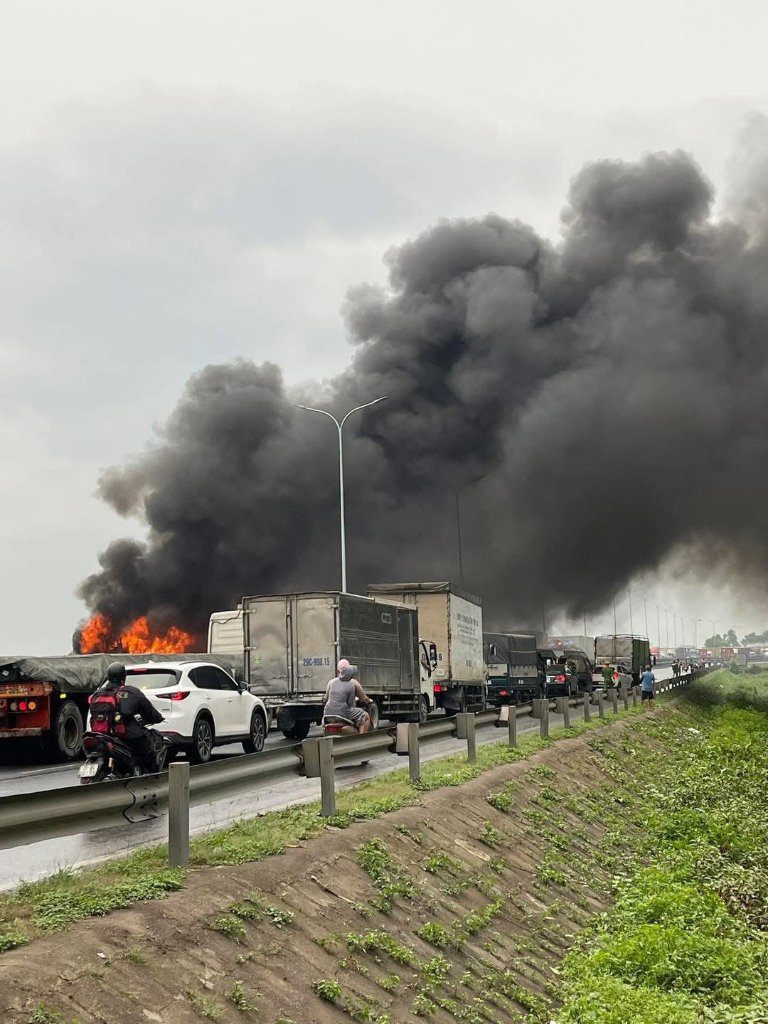 Hiện trường vụ t&agrave;u kh&aacute;ch H&agrave; Nội - Hải Ph&ograve;ng ch&aacute;y 2 toa khi đang chạy, cột kh&oacute;i đen bốc cao ng&ugrave;n ngụt- Ảnh 3.