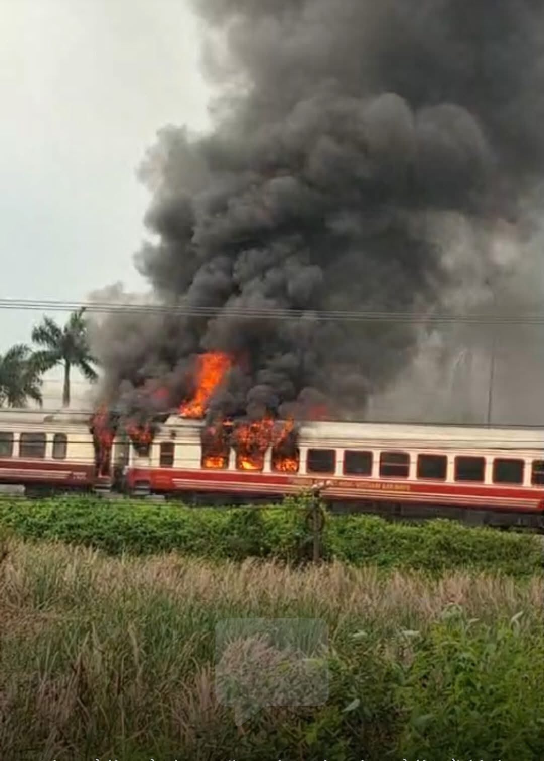 Hiện trường vụ t&agrave;u kh&aacute;ch H&agrave; Nội - Hải Ph&ograve;ng ch&aacute;y 2 toa khi đang chạy, cột kh&oacute;i đen bốc cao ng&ugrave;n ngụt- Ảnh 6.
