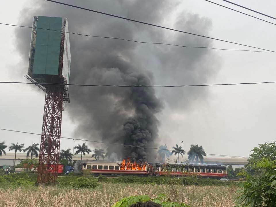 Hiện trường vụ t&agrave;u kh&aacute;ch H&agrave; Nội - Hải Ph&ograve;ng ch&aacute;y 2 toa khi đang chạy, cột kh&oacute;i đen bốc cao ng&ugrave;n ngụt- Ảnh 1.