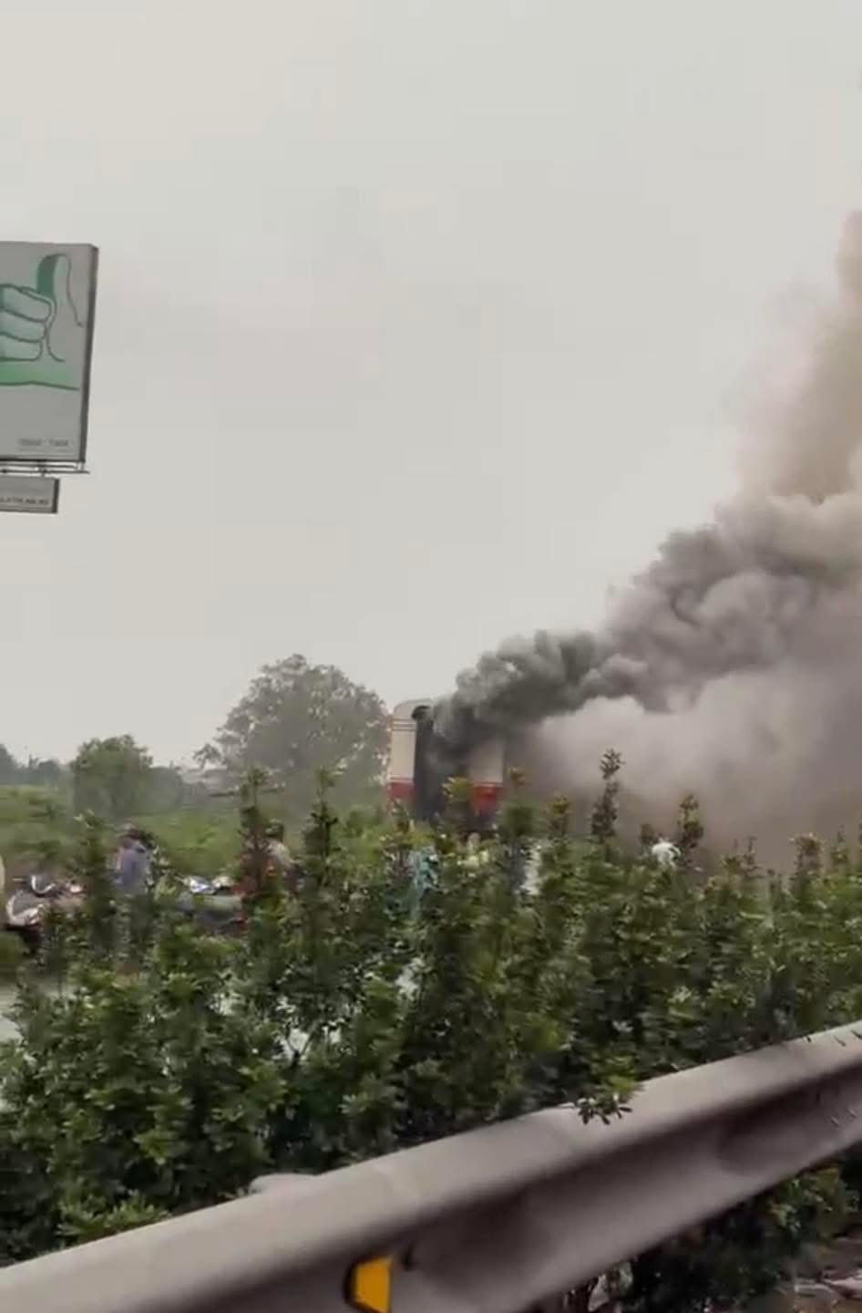Hiện trường vụ t&agrave;u kh&aacute;ch H&agrave; Nội - Hải Ph&ograve;ng ch&aacute;y 2 toa khi đang chạy, cột kh&oacute;i đen bốc cao ng&ugrave;n ngụt- Ảnh 4.