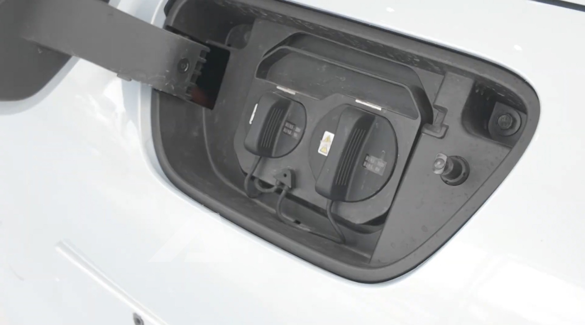 Xem thực tế Wuling Macaron 2026 vừa về đại l&yacute;: 2 m&agrave;n h&igrave;nh, phanh điện tử, ngồi được 4 người lớn- Ảnh 2.