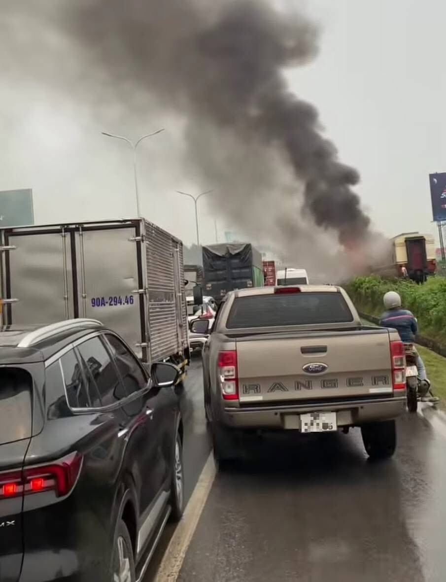 Hiện trường vụ t&agrave;u kh&aacute;ch H&agrave; Nội - Hải Ph&ograve;ng ch&aacute;y 2 toa khi đang chạy, cột kh&oacute;i đen bốc cao ng&ugrave;n ngụt- Ảnh 2.