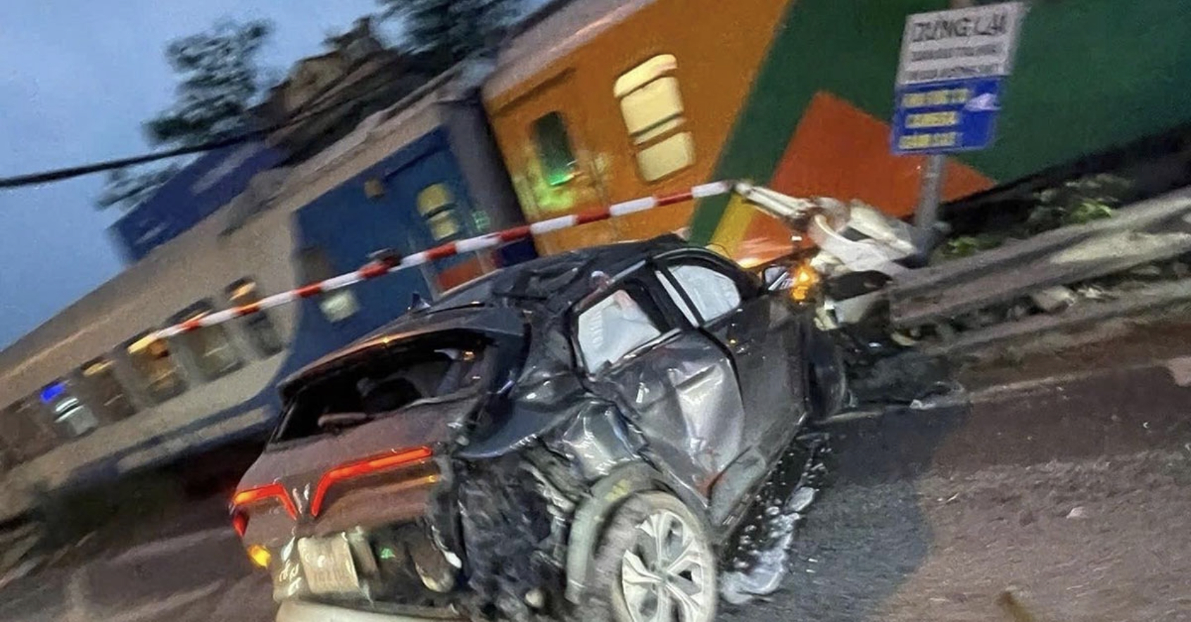 Clip &ocirc; t&ocirc; bị t&agrave;u hoả t&ocirc;ng biến dạng ở H&agrave; Nội: T&igrave;nh trạng t&agrave;i xế v&agrave; nguy&ecirc;n nh&acirc;n tai nạn- Ảnh 1.