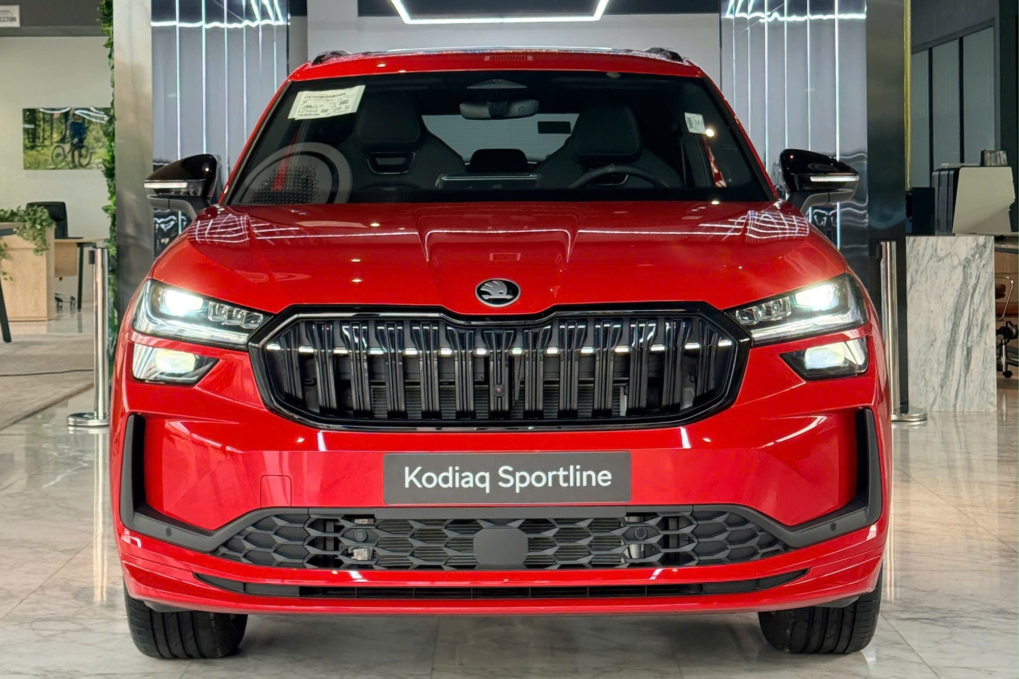 Skoda Kodiaq 2026 về đại l&yacute; tại Việt Nam: Gi&aacute; từ 1,628 tỷ đồng cao hơn Palisade bản đắt nhất, th&ecirc;m nhiều 'đồ chơi' b&ecirc;n trong, nay đ&atilde; 'full' ADAS- Ảnh 2.