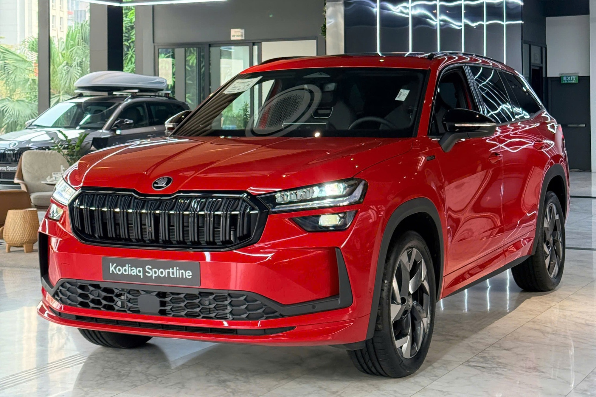 Skoda Kodiaq 2026 về đại l&yacute; tại Việt Nam: Gi&aacute; từ 1,628 tỷ đồng cao hơn Palisade bản đắt nhất, th&ecirc;m nhiều 'đồ chơi' b&ecirc;n trong, nay đ&atilde; 'full' ADAS- Ảnh 1.