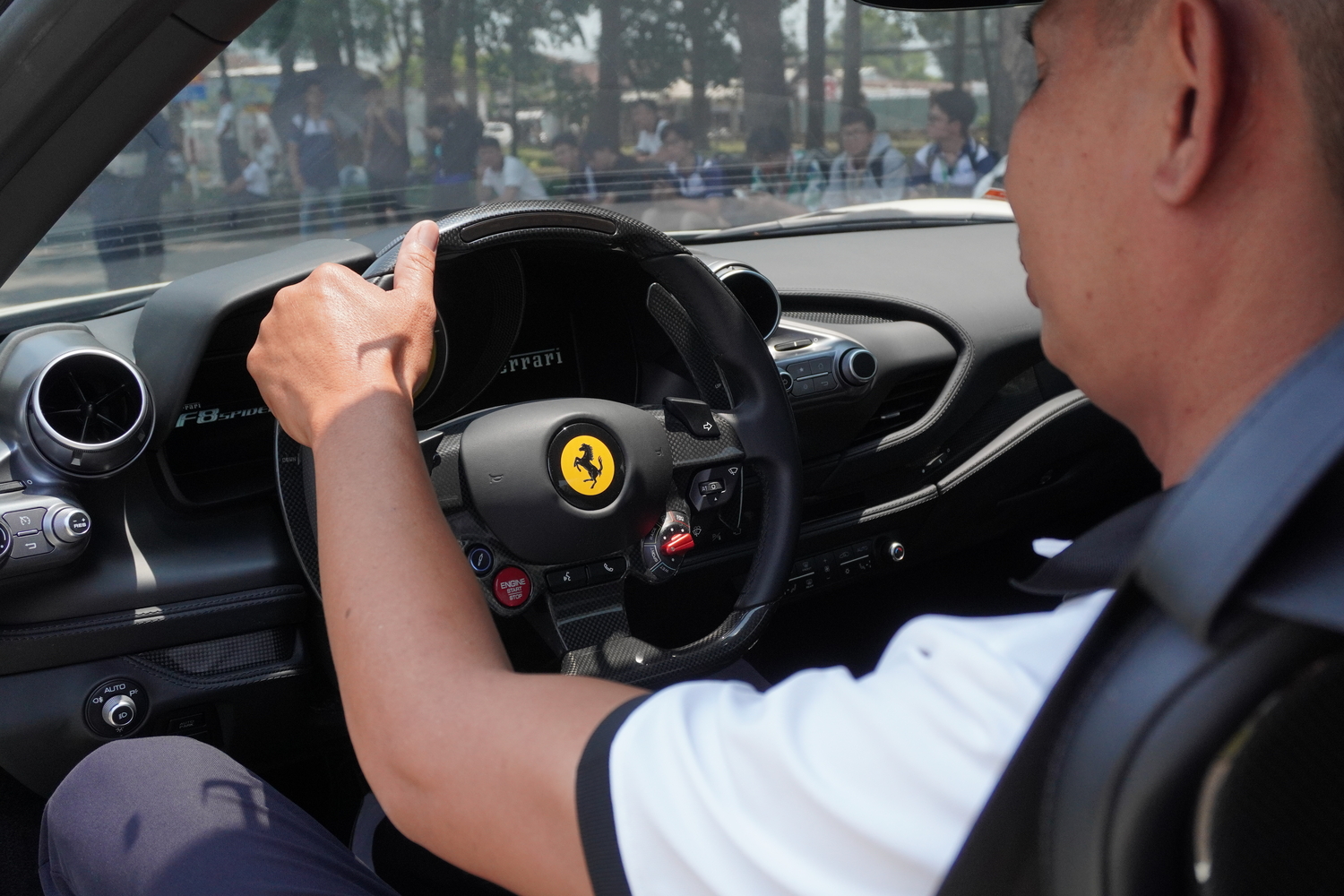 T&ocirc;i cầm l&aacute;i si&ecirc;u xe Ferrari tr&ecirc;n H&agrave;nh tr&igrave;nh Từ Tr&aacute;i Tim 2026: 'Kh&ocirc;ng khổ như nhiều người nghĩ, đổ đầy b&igrave;nh đi được 200 km'- Ảnh 1.