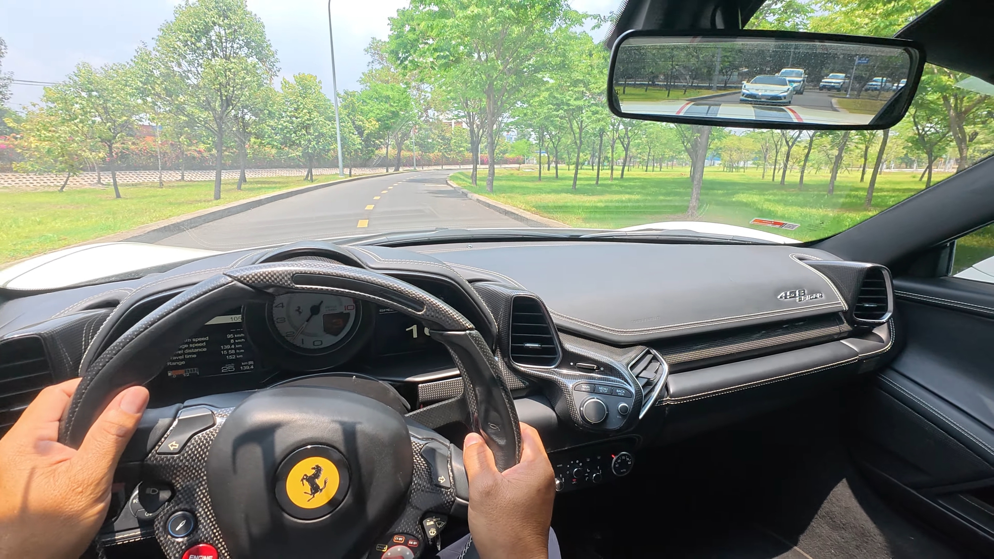 T&ocirc;i cầm l&aacute;i si&ecirc;u xe Ferrari tr&ecirc;n H&agrave;nh tr&igrave;nh Từ Tr&aacute;i Tim 2026: 'Kh&ocirc;ng khổ như nhiều người nghĩ, đổ đầy b&igrave;nh đi được 200 km'- Ảnh 2.