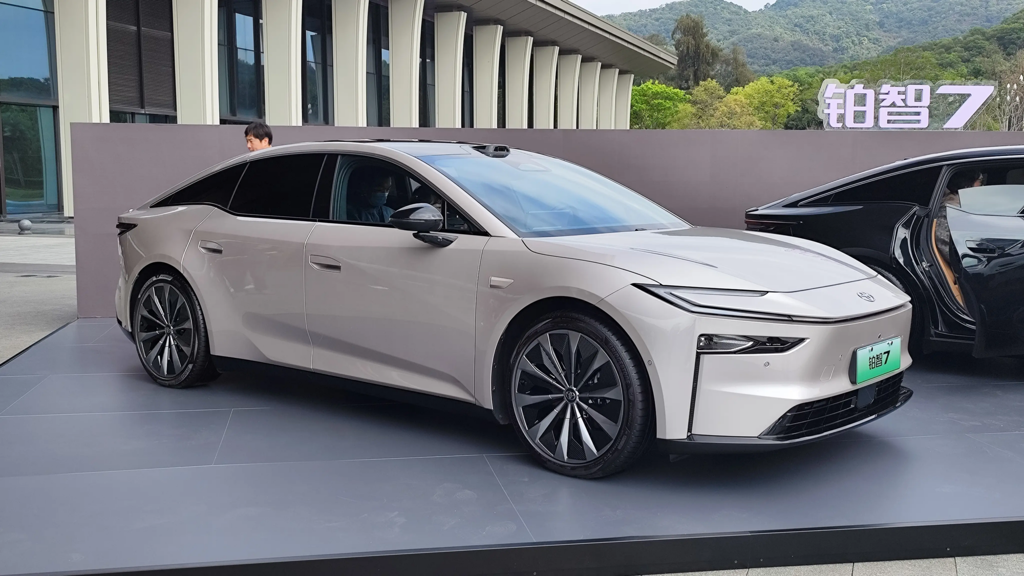 Sedan thuần điện của Toyota g&acirc;y 'b&atilde;o': Chốt hơn 3.100 đơn chỉ sau 1 giờ mở b&aacute;n, to hơn Camry nhưng gi&aacute; ngang Vios- Ảnh 1.