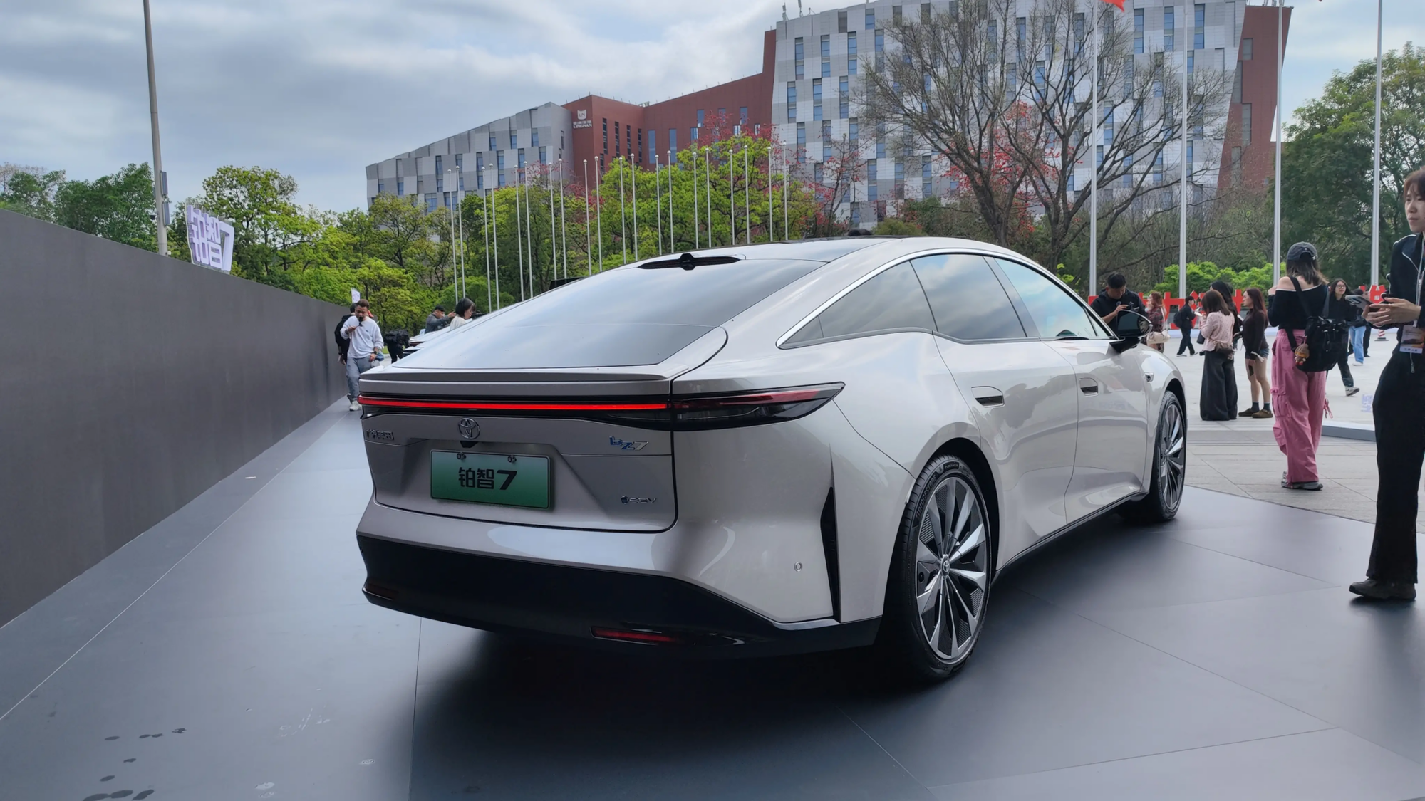 Sedan thuần điện của Toyota g&acirc;y 'b&atilde;o': Chốt hơn 3.100 đơn chỉ sau 1 giờ mở b&aacute;n, to hơn Camry nhưng gi&aacute; ngang Vios- Ảnh 2.