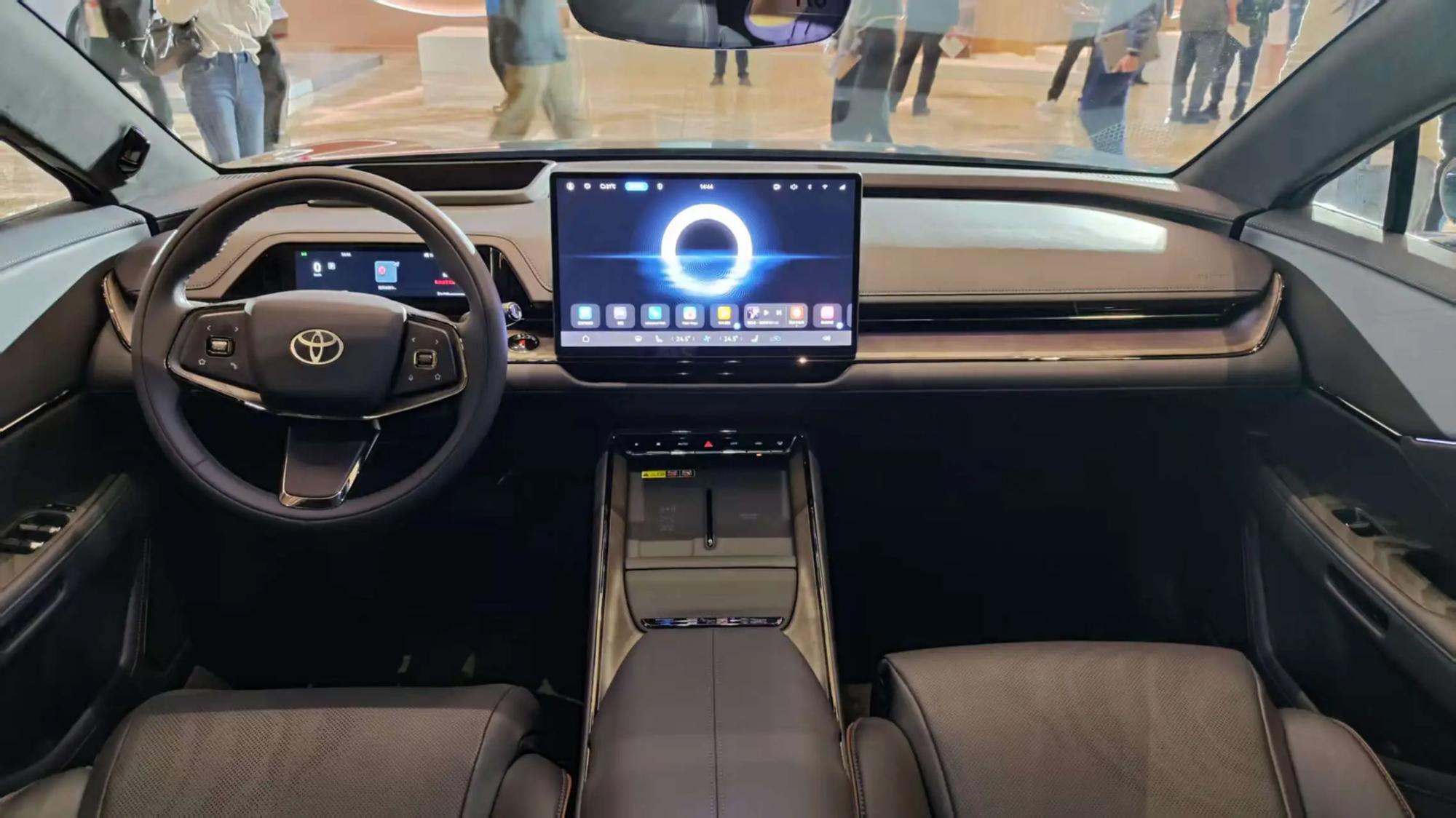 Sedan thuần điện của Toyota g&acirc;y 'b&atilde;o': Chốt hơn 3.100 đơn chỉ sau 1 giờ mở b&aacute;n, to hơn Camry nhưng gi&aacute; ngang Vios- Ảnh 3.