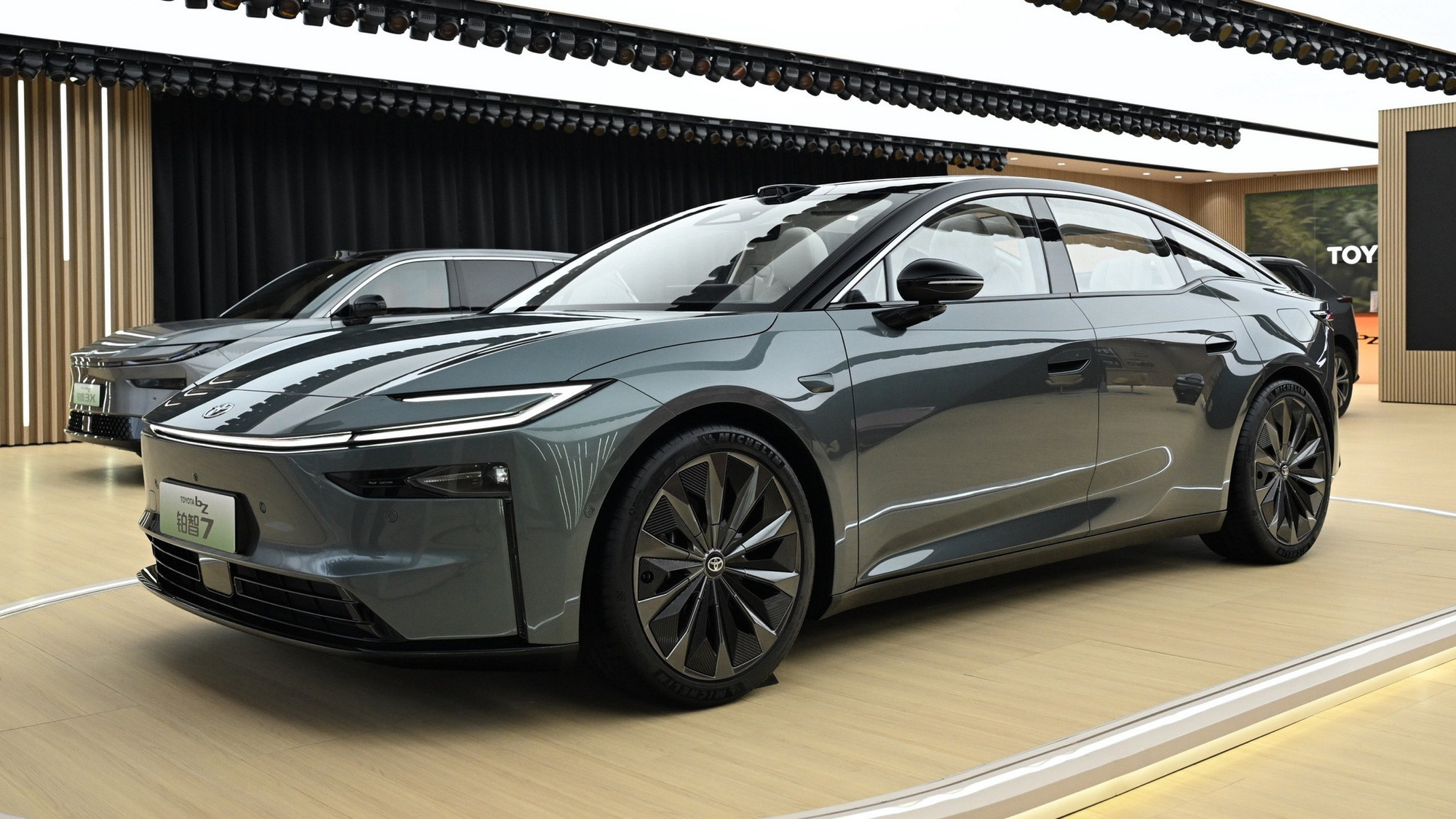 Sedan thuần điện của Toyota g&acirc;y 'b&atilde;o': Chốt hơn 3.100 đơn chỉ sau 1 giờ mở b&aacute;n, to hơn Camry nhưng gi&aacute; ngang Vios- Ảnh 4.