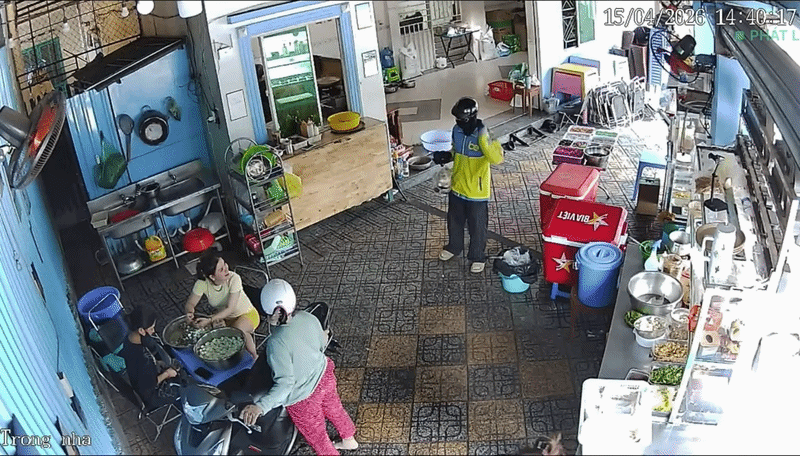 Shipper ng&atilde; xe, b&aacute;nh tr&aacute;ng v&agrave; tr&agrave; sữa đổ sạch: Chủ qu&aacute;n đăng camera an ninh to&agrave;n cảnh sự việc g&acirc;y b&atilde;o mạng- Ảnh 1.