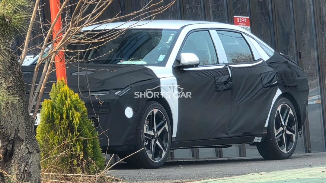 Xem trước Hyundai Elantra 2027: Nh&igrave;n đ&acirc;u cũng 'b&eacute;n', xe xăng nhưng chạy như xe điện, c&oacute; l&aacute;i tự động cấp độ 2.5- Ảnh 1.