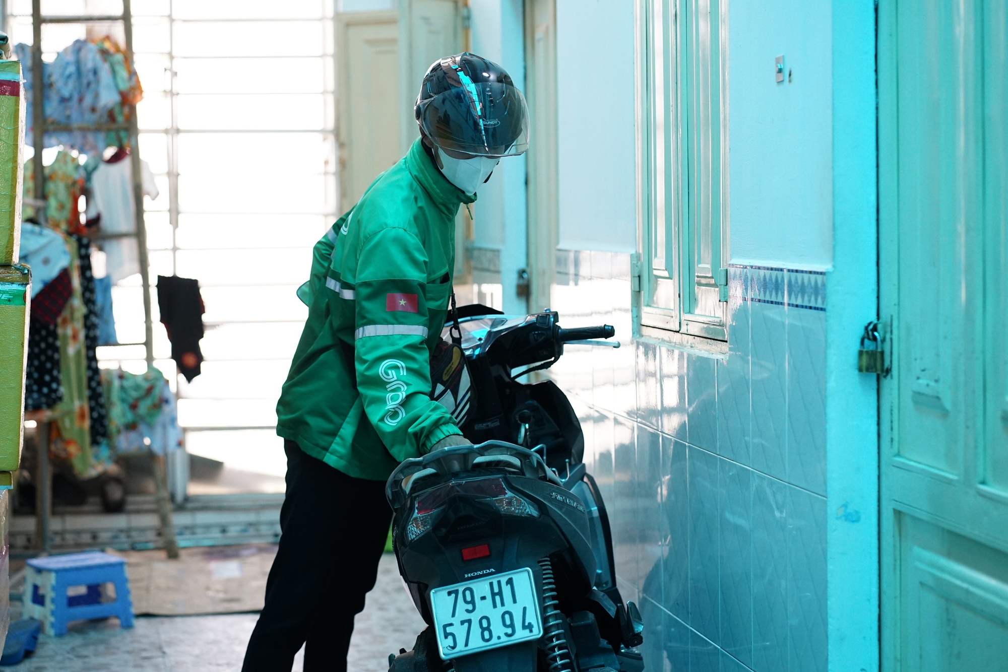 Chuyến xe 36 ng&agrave;n đồng gi&uacute;p b&eacute; g&aacute;i t&igrave;m cha của Trần Phi Vũ: "Đ&ocirc;i l&uacute;c cũng chạnh l&ograve;ng v&igrave; ho&agrave;n cảnh m&igrave;nh kh&oacute; khăn n&ecirc;n kh&ocirc;ng gi&uacute;p được nhiều"- Ảnh 3.