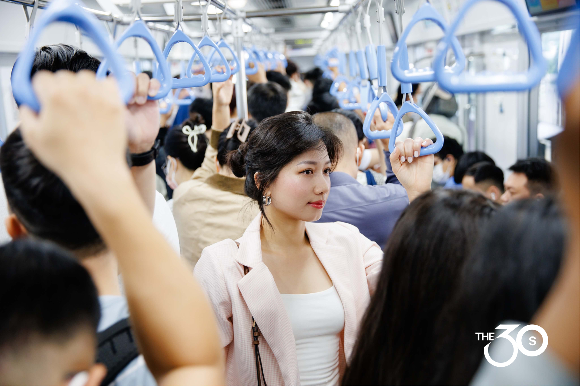 Cất &ocirc; t&ocirc; đi metro, &ldquo;chị Dung&rdquo; ở TP.HCM tiết kiệm 52 triệu một năm: Mua v&agrave;ng, ăn sang cũng thấy an t&acirc;m hẳn- Ảnh 1.