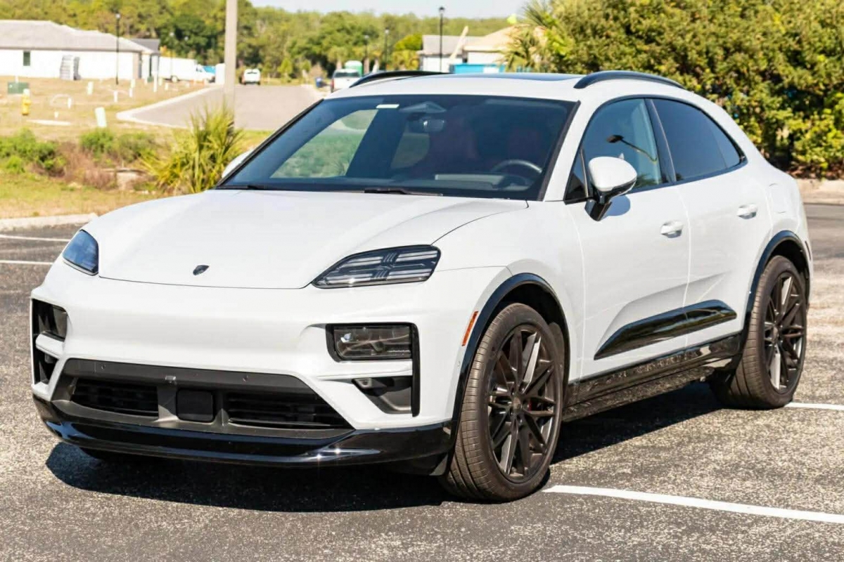 Porsche Macan Electric mất gi&aacute; tới 27% chỉ sau 2.400 km- Ảnh 1.